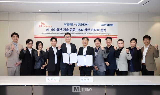 류탁기&nbsp;SKT&nbsp;네트워크기술담당과 정진국 삼성리서치 차세대통신연구센터장을 비롯한 양사 관계자들이 기념 촬영하는 모습