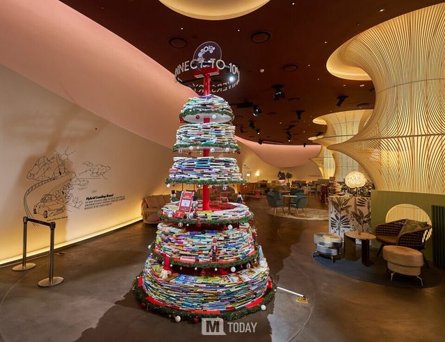 기부 도서를 활용해 만든 자이언트 북트리 (출처=렉서스코리아)