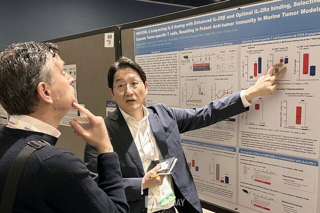 한미약품 R&D센터 최재혁 그룹장이 면역항암학회(SITC 2025)에서 차세대 면역조절 항암 혁신신약 HM16390의 차별화된 개발 전략과 우수한 효능을 확인한 연구 결과가 담긴 포스터 내용을 설명하고 있다. (출처=한미약품)