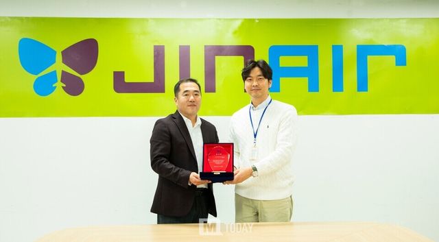 11월 27일 서울 강서구 진에어 본사에서 열린 '마음건강 친화기업' 인증식에서 진에어 박현수 안전보안실장(왼쪽)과 강서구정신건강복지센터 황형규 팀장(오른쪽)이 기념 사진 촬영을 하고 있다.