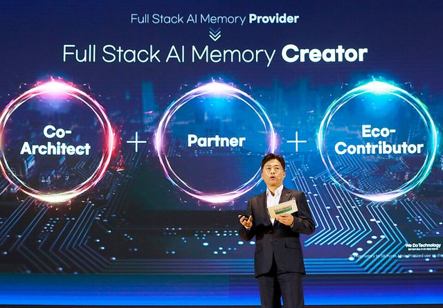 SK하이닉스 곽노정사장이&nbsp; 앞으로 반도체 메모리 공동 설계자이자 파트너로 시장에 참여하겠다고 밝혔다.