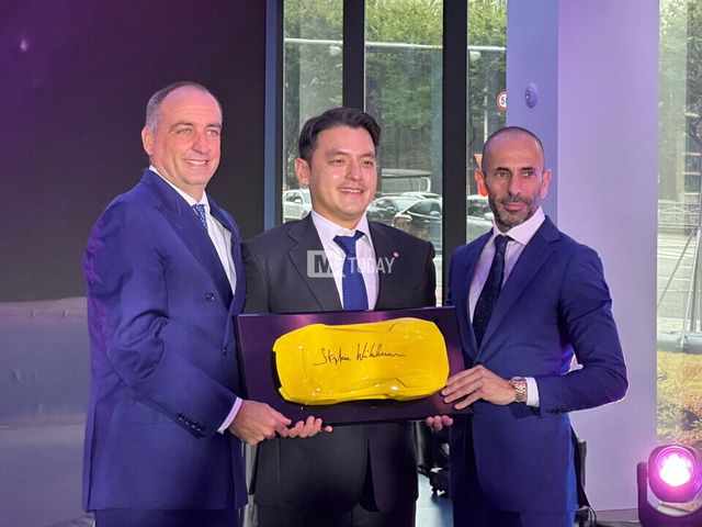 사진 : (왼쪽부터)페데리코 포스치니 오토모빌리 람보르기니 마케팅·세일즈 총괄 책임자,&nbsp;권혁민 이탈리아 오토모빌리 대표,&nbsp;프란체스코 스카르다오니 아시아 태평양 지역 디렉터가 람보르기니 부산전시장 오픈 기념 촬영을 하고 있다.