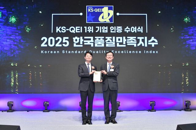 한국품질만족지수 1위 기업 인증식에서 조도현 상무(왼쪽)와 문동민 회장이 기념패를 들고 있다.