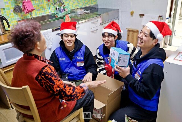 &nbsp;현대글로비스 직원들이 지난 9일 서울 관악구 난곡동의 홀몸어르신 가정을 방문해 후원물품을 전달했다.