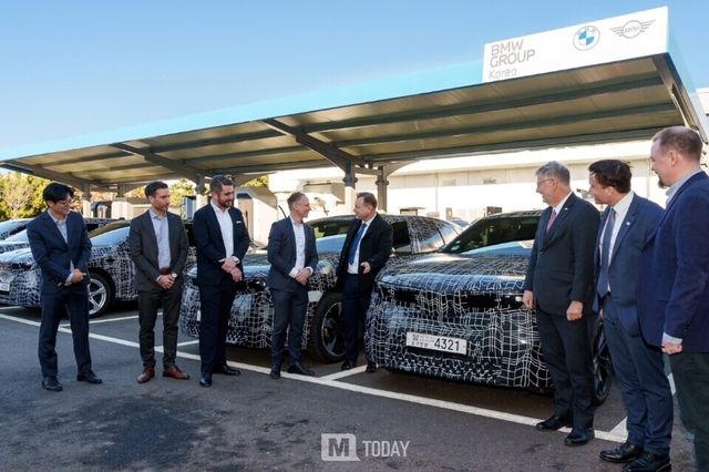 (왼쪽&nbsp;네번째부터) 안드레아스&nbsp;스툼&nbsp;BMW&nbsp;그룹&nbsp;R&D&nbsp;센터&nbsp;코리아&nbsp;본부장,&nbsp;게오르크&nbsp;슈미트&nbsp;주한독일대사 (출처=BMW 그룹 코리아)