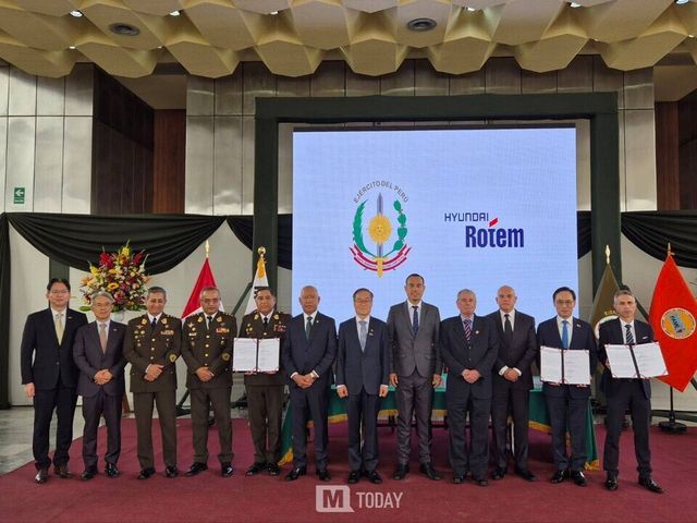 (오른쪽부터) 호르헤 자파타 페루 조병창 대표,&nbsp;이용배 현대로템 사장,&nbsp;에르네스토 알바레스 페루 국무총리,&nbsp;페르난도 로스피글리오시 페루 국회의장,&nbsp;호세 헤리 페루 대통령,&nbsp;이용철 방위사업청장,&nbsp;세사르 디아스 페루 국방부장관,&nbsp;세사르 브리세뇨 페루 육군 총사령관,&nbsp;오스왈도 까예 따예도 페루 육군 총참모총장,&nbsp;호르헤 아레발로 페루 육군 군수사령관,&nbsp;최종욱 주페루 대한민국 대사,&nbsp;김태곤 방위사업청 국제협력관 (출처=현대로템)