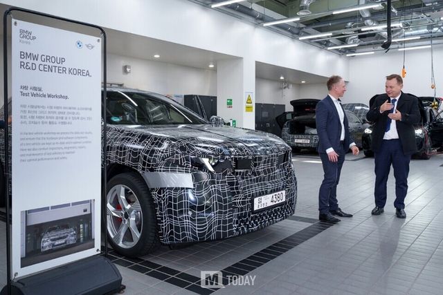 (왼쪽부터) 안드레아스&nbsp;스툼&nbsp;BMW&nbsp;그룹&nbsp;R&D&nbsp;센터&nbsp;코리아&nbsp;본부장,&nbsp;게오르크&nbsp;슈미트&nbsp;주한독일대사 (출처=BMW 그룹 코리아)