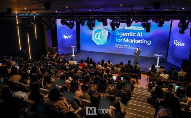 ‘애피어 AI 에이전트 로드쇼’에서 기조연설 중인 송길영 작가