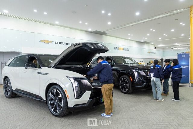 2025 GM 테크 데이 슈퍼크루즈 존에서 에스컬레이드 IQ를 둘러보고 있는 관람객들 (출처=GM)