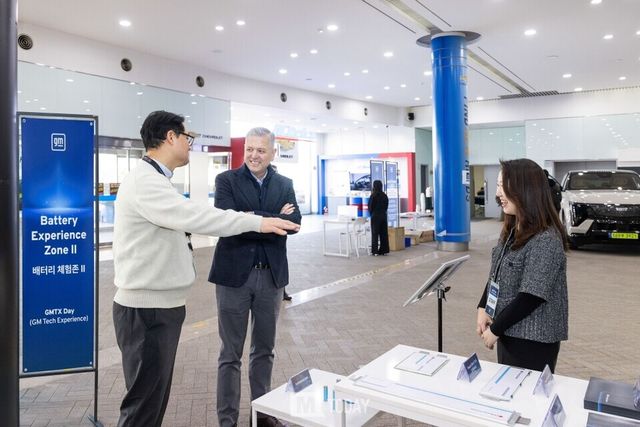 2025 GM 테크 데이 배터리 체험존에서 배터리 셀·모듈 전시를 둘러보며 설명을 듣고 있는 헥터 비자레알 GM 한국사업장 사장 (출처=GM)