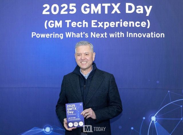 2025 GM 테크 데이 포토존에서 기념 촬영을 하고 있는 헥터 비자레알 GM 한국사업장 사장 (출처=GM)