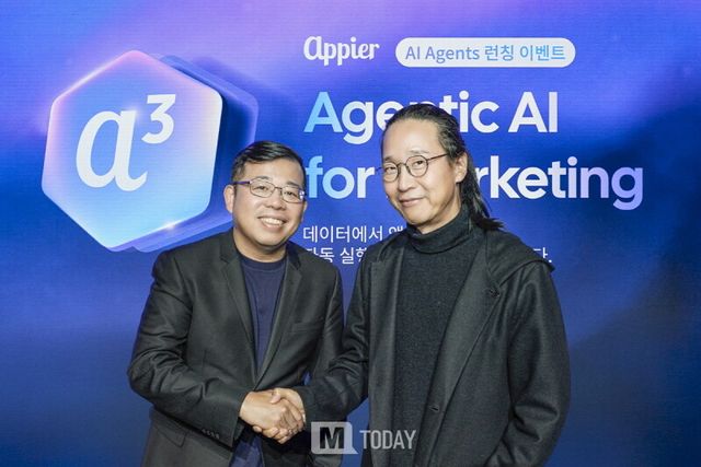 애피어가 12월 11일 ‘AI 에이전트 로드쇼’를 성황리에 마무리했다. 왼쪽부터 치한 위(Chih-Han Yu) 애피어 공동창립자 겸 CEO와 기조연설자로 참여한 송길영 작가