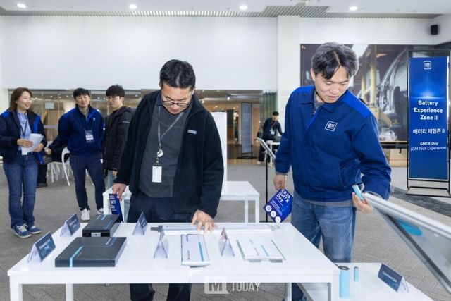 2025 GM 테크 데이의 배터리 체험존에서 배터리 셀을 관람하고 있는 관람객들 (출처=GM)