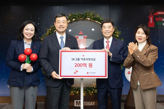 사진: 왼쪽부터 김은정&nbsp;SK수펙스추구협의회&nbsp;SV위원회 부사장, 지동섭&nbsp;SK수펙스추구협의회&nbsp;SV위원장, 김병준 사회복지공동모금회 회장, 김경희 사회복지공동모금회 사회공헌본부 본부장