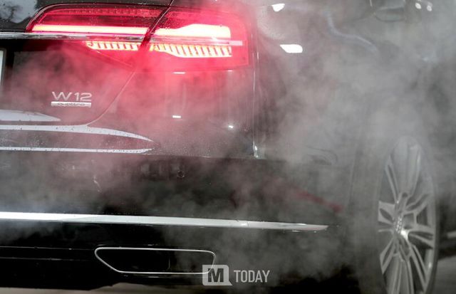 유럽연합 집행위원회가 2035년부터 신형 내연 기관차량 판매 금지 목표를 원칙적으로 철회한다고 발표했다.