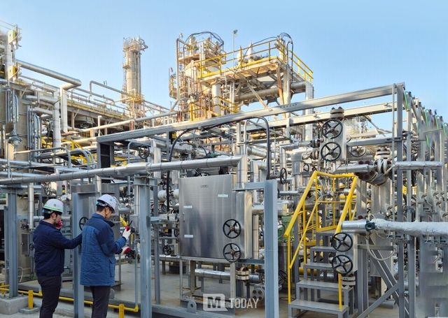 HD현대오일뱅크 직원들이 충남 대산공장에서 ‘안티에이징 프로젝트’에 참여해 설비 점검을 진행하고 있다. (출처=HD현대오일뱅크)