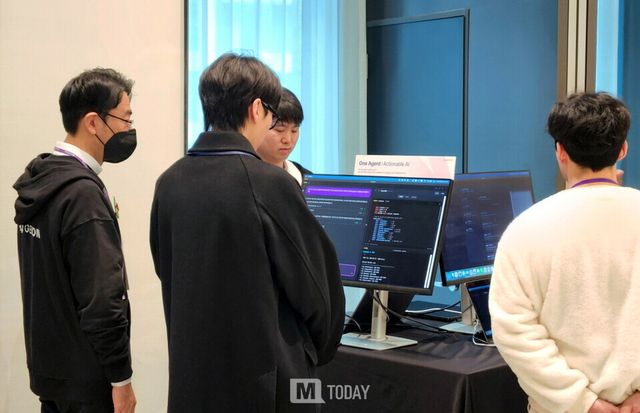 참관객들이 특별 체험존 ‘Xperience Now’에서 제논의 최신 솔루션 ‘원에이전트(OneAgent)’를 체험하고 있다.