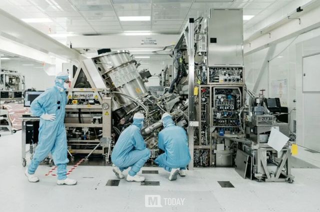 ASML 직원들이&nbsp; 반도체 EUV 리소그래피 장비 설치를 진행하고 있다.