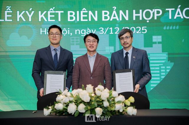 (사진 왼쪽부터)함진기 글래스돔 대표, 안광현 스마트제조혁신추진단(KOSMO) 단장, 응우옌 꾸옥 동 FPT그룹 CDO가 지난 3일 베트남 하노이 인터컨티넨탈 랜드마크72 호텔에서 탄소 데이터 기반 디지털 전환(DX) 사업 고도화를 위한 전략적 업무협약(MOU)을 체결하고 기념 촬영을 하고 있다. (사진 제공=글래스돔)