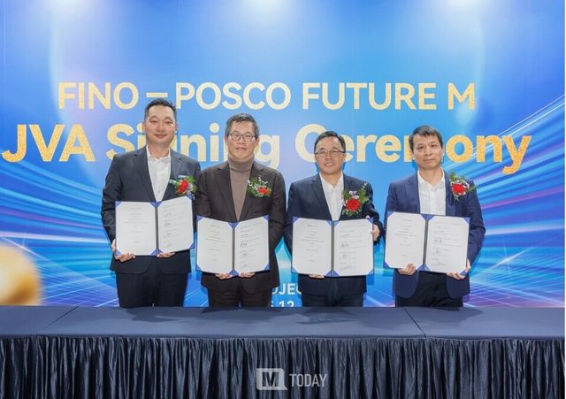 포스코퓨처엠이 CNGR 및 피노와 LFP 양극재 합작투자계약(JVA)을 23일 체결했다. (왼쪽부터 피노 김동환 대표, 포스코퓨처엠 윤태일 에너지소재마케팅본부장, CNGR 주종완(Zhu Zongyuan) 부총재,&nbsp; 씨앤피신소재테크놀로지 따이주푸(Dai Zhufu) 대표이사)