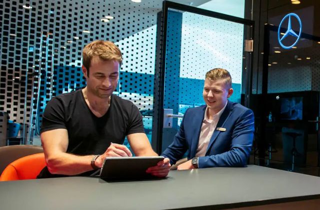 벤츠코리아가 새해부터 수입사가 직접 차량을 판매하는 ‘리테일 오브 더 퓨처'(RoF·Retail of the Future); 방식 도입을 본격 추진한다.