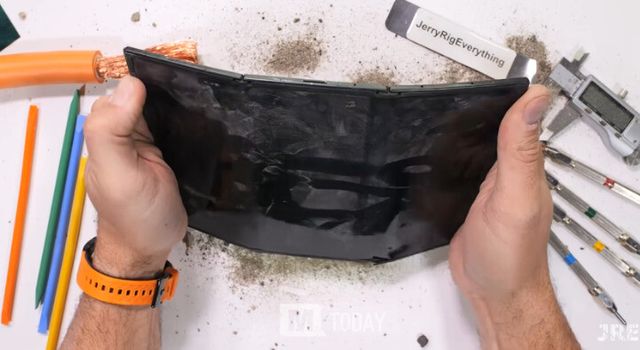 유튜버 'JerryRigEverything'가 실험한&nbsp;Z 트라이폴드 내구성 테스트(출처:JerryRigEverything)