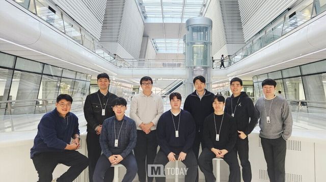 한국앤컴퍼니 ‘2025 프로액티브 어워드’에서 수상한 임직원들이 기념 촬영을 하는 모습 (1)