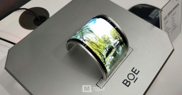 삼성전자가 중국 BOE로부터 라이선스 사용료를 받고 플래그십 스마트폰용 BOE OLED 패널을 공급받는 방안을 검토하고 있다.