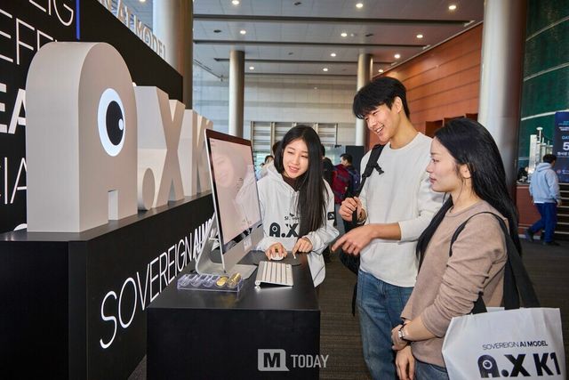 SK 텔레콤 정예팀이 매개변수 500B(5천억 개) 규모의 초거대 AI 모델 ‘A.X K1(에이닷엑스 케이원)’을 통해 글로벌 AI 3강과 모두의 AI 실현을 위한 출사표를 던졌다.