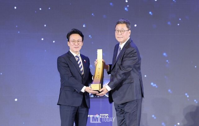 김민석 국무총리가 4일 서울 강남구 코엑스에서 열린 제62회 무역의날 기념식에서 이규복 현대글로비스 대표이사에게 60억달러 수출의 탑을 수여하고 있다.