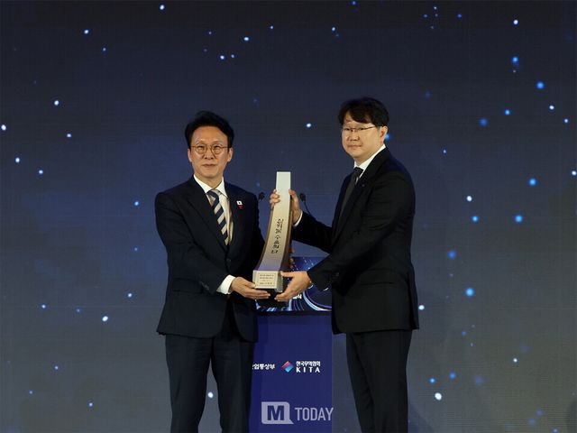 곽동신 한미반도체 회장(우측)이 4일 코엑스에서 개최된 ‘무역의 날’ 기념식에서 ‘3억불 수출의 탑’을 수상하면서 김민석 국무총리(좌측)와 기념사진을 찍었다.