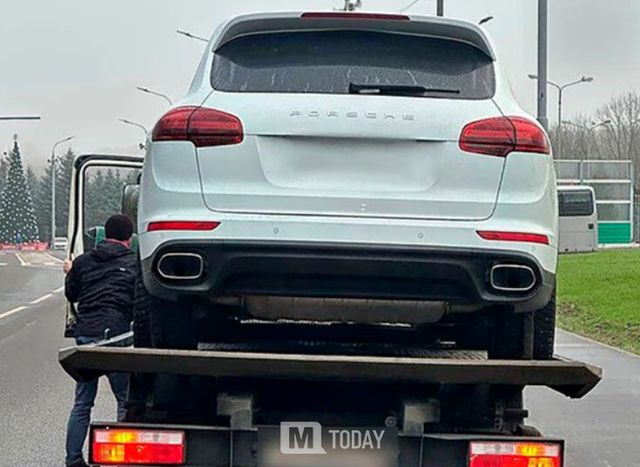 러시아에서 시동이 걸리지 않아 견인되는 포르쉐 차량이 급격히 늘고 있다.&nbsp;