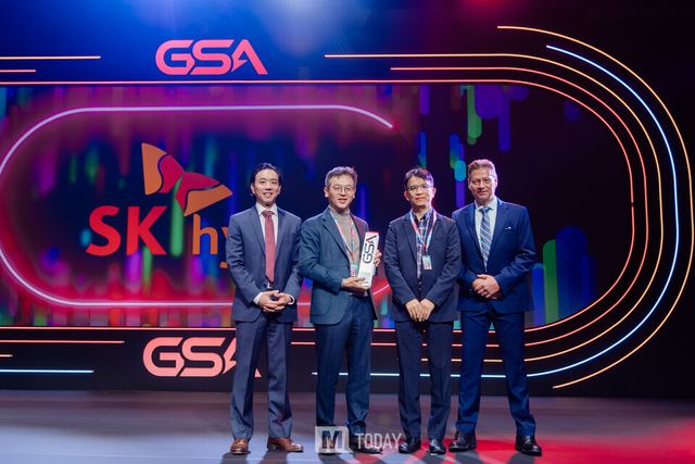 'GSA 어워즈(Awards) 2025'에 참석한 SK하이닉스 김주선 AI Infra 사장(왼쪽에서 2번째)과 류성수 부사장(왼쪽에서 3번째)이 시상식 관계자들과 기념촬영을 하고 있다.