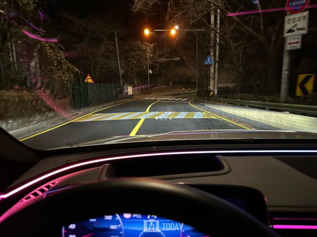 안전하게 지나가라고 만든 방지턱은 간혹 불편함을 주지만 E450에게 에어서스펜션이라는 무기가 있으니 걱정 없다.