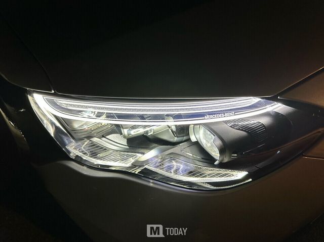 야간에 E450의 헤드라이트는 더욱 존재감을 더한다. E200 오너가 가장 부러워할지도...