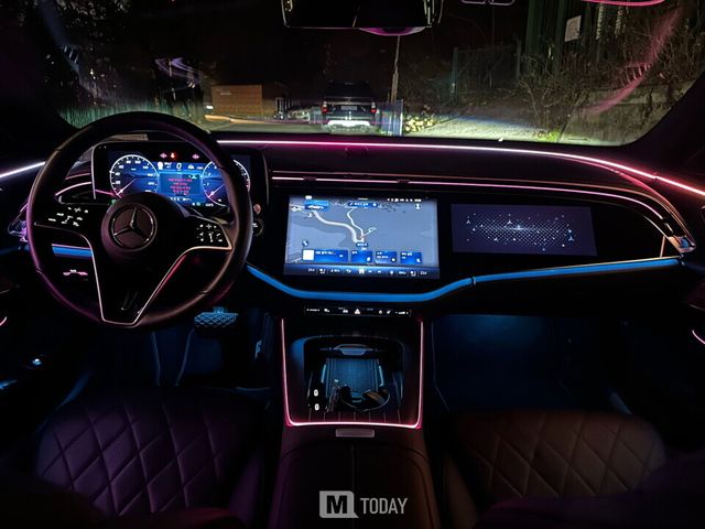 벤츠 E450 4MATIC은 달이 뜨는 밤이 되면 더욱 매력적인 분위기를 자아낸다