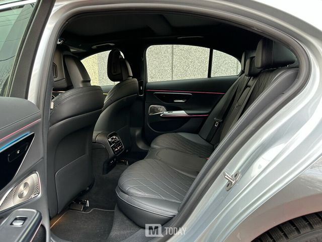 뒷좌석은 적당한 공간을 확보하고 있다. 2열 시트의 형태가 의외로 편하다. 어느 정도 시트에 감싸 안기는 느낌도 든다.