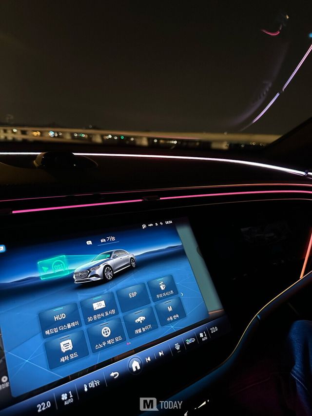 운전자는 옆 사람이 무엇을 즐기고 있는지 보고 싶어도 보이지 않는다.