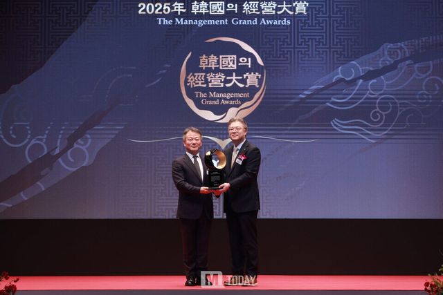 사진: 김연성 한국고객만족경영학회장(왼쪽),&nbsp;조영서&nbsp;KB국민은행&nbsp;AI·DT추진그룹 부행장