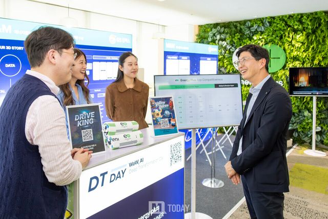 GS칼텍스 허세홍 부회장(오른쪽)이 제3회 DT Day 행사에서 임직원들과 DAX에 대해 대화를 나누고 있다.