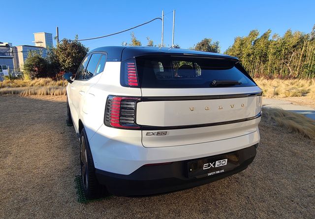 볼보 EX30 후면
