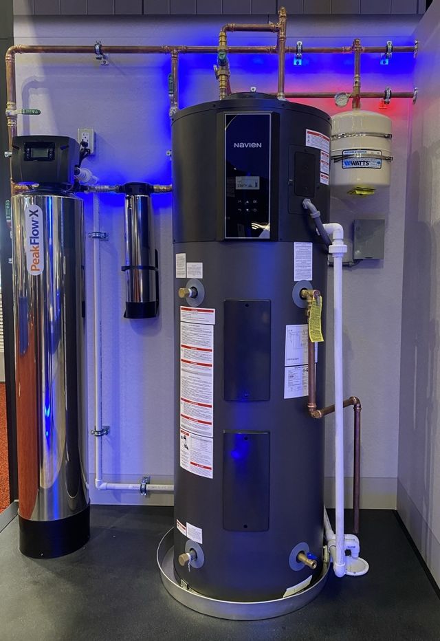 AHR2025에 전시된 경동나비엔 히트펌프 온수기