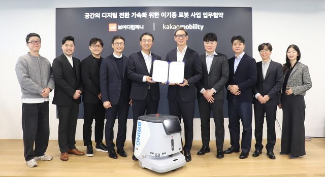 사진 :&nbsp;장성욱 카카오모빌리티 미래이동연구소장(오른쪽 다섯 번째)과 함판식 브이디컴퍼니 대표(오른쪽 여섯 번째) 등 관계자들이 협약식을 마친 뒤 기념사진을 촬영하고 있다.