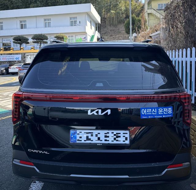 고령운전자 표지 부착 차량 모습(사진:한국교통안전공단)