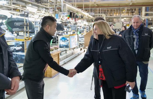 마리아 카스티요 페르난데즈 주한 EU대사가 19일 르노코리아 부산공장을 방문해 임직원과 악수를 나누고 있다.