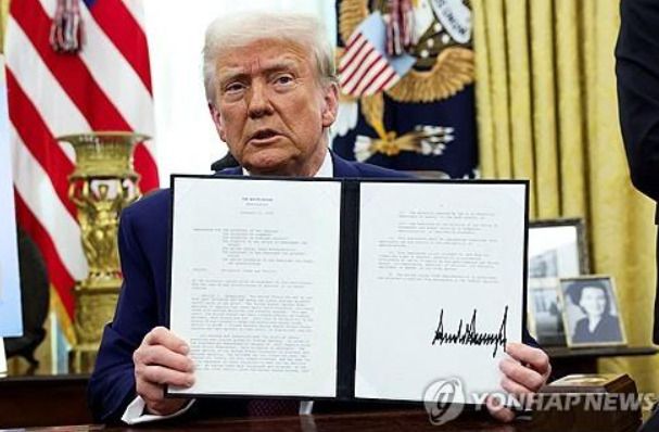 도널드 트럼프 미국 대통령이 13일(현지 시간) 외국이 미국산 제품에 부과하는 관세와 동일한 수준으로 미국 관세를 인상하는 '상호 관세'를 도입하는 양해각서에 서명했다.(사진제공: 연합뉴스)