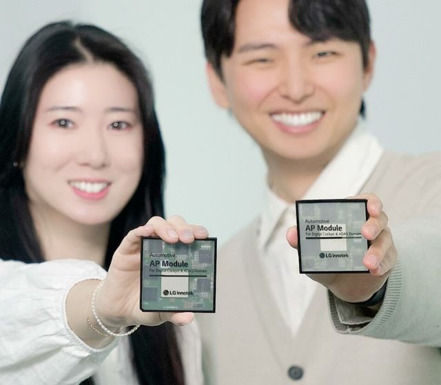 LG이노텍 직원들이 차량용 AP 모듈을 선보이고 있다.