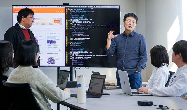 신정규 래블업 대표와 임직원이 MWC 2025 전시 참가 준비를 위해 회의를 하고 있는 모습.