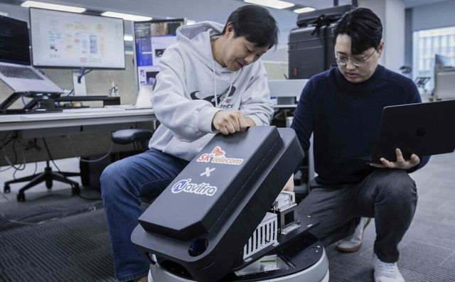 SK텔레콤은 오는 3월 3일부터 열리는 세계 최대 이동통신 전시회 MWC25에서 산업현장 안전과 고객 정보를 지키는 똑똑한 AI 기술을 선보일 예정이라고 25일 밝혔다. 사진은 SKT 구성원들이 VLAM Kit를 살피며 MWC25를 준비하는 모습