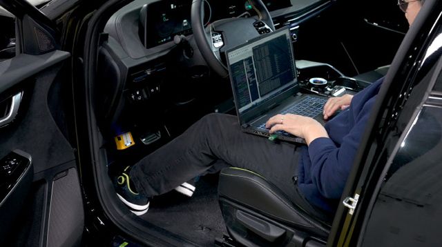 현대차와 삼성전자가 기술협력으로 개발한 5G 특화망 레드캡 기술을 적용한 완성차 무인 자율검사 장비인 ‘D Scan’을 테스트하고 있는 모습.